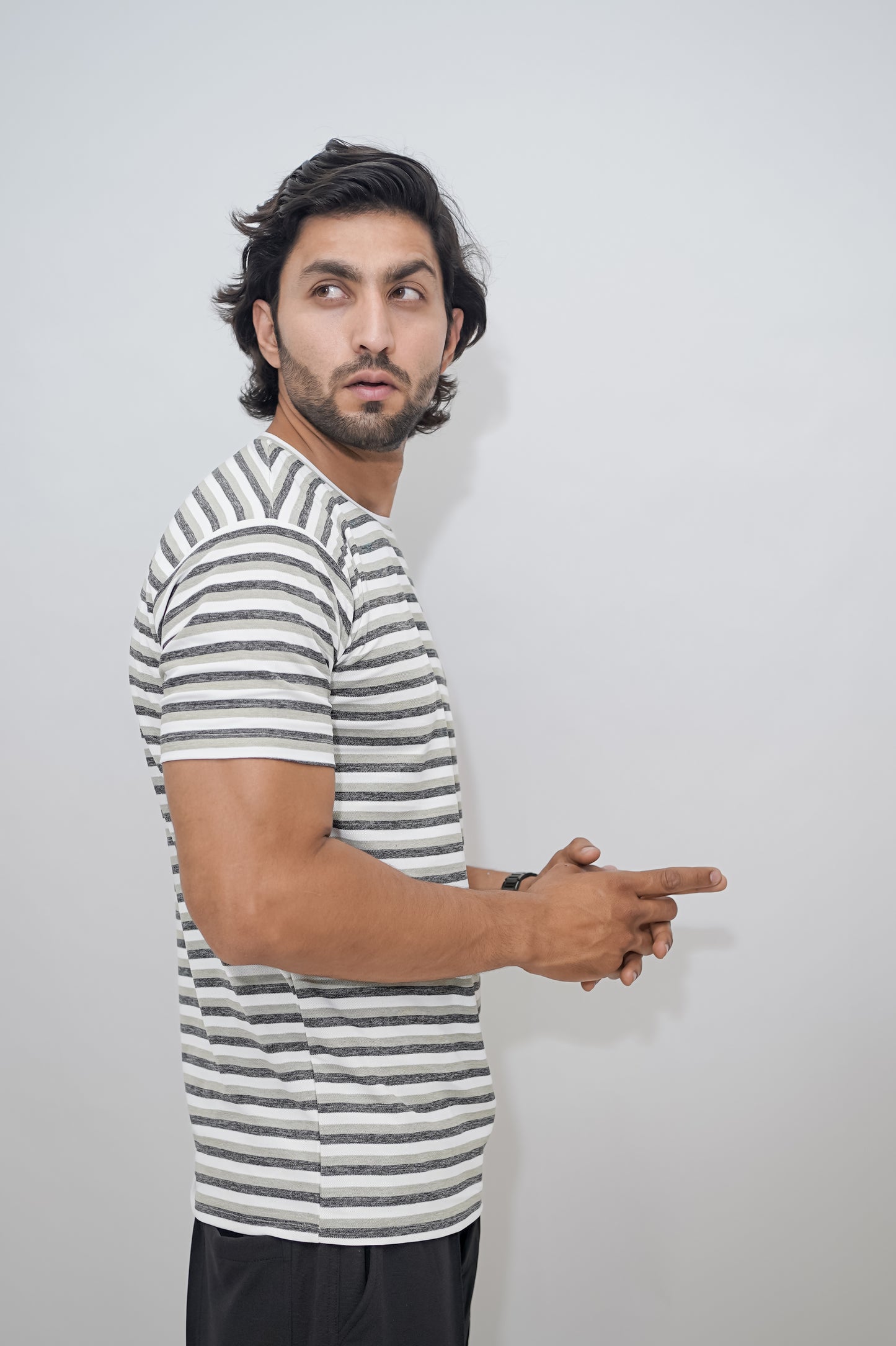 Aio Men's Striped Round Neck T-shirt