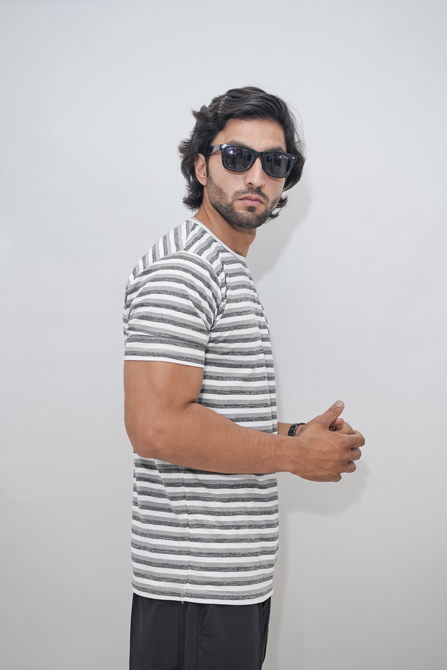 Aio Men's Striped Round Neck T-shirt